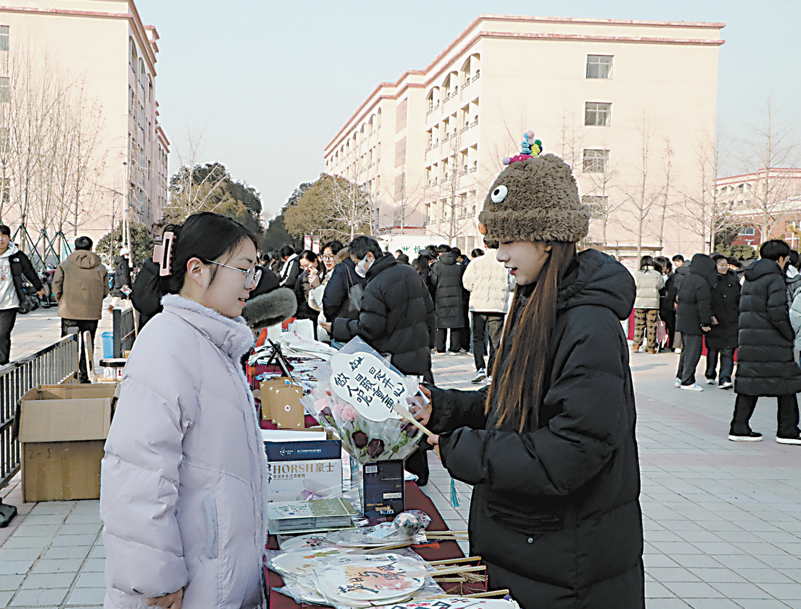  大學(xué)生“趕集”展創(chuàng)意
